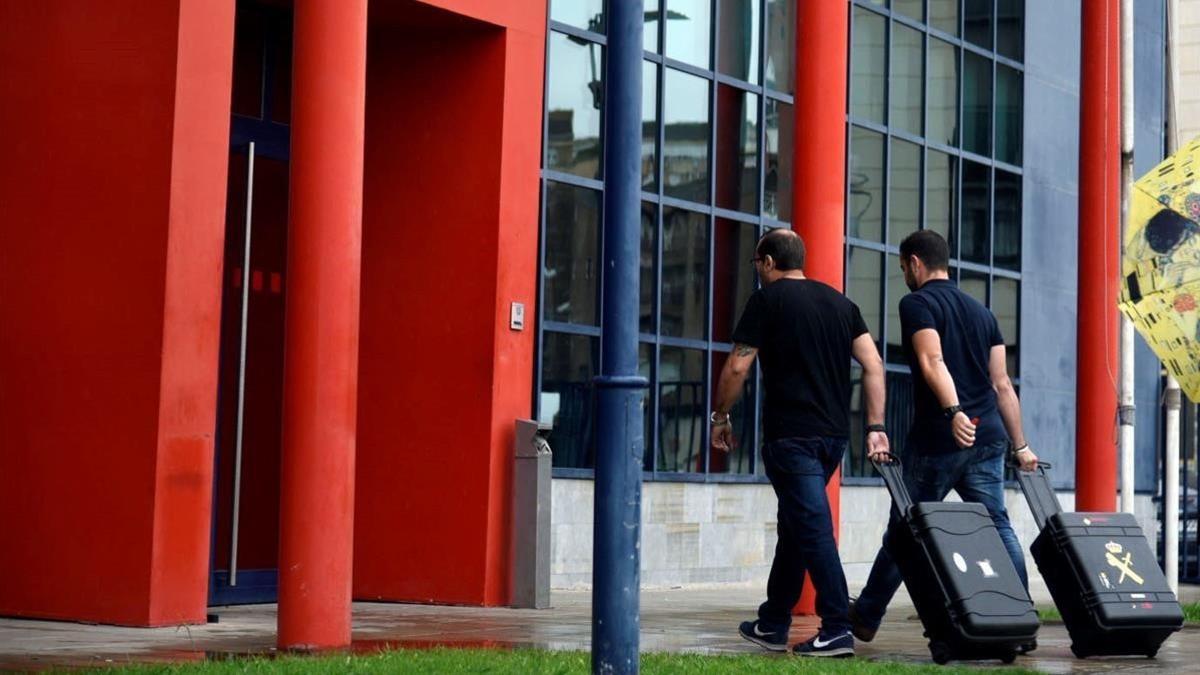 Guardia Civil entran en la comisaria central de los Mossos d Esquadra en Lleida.