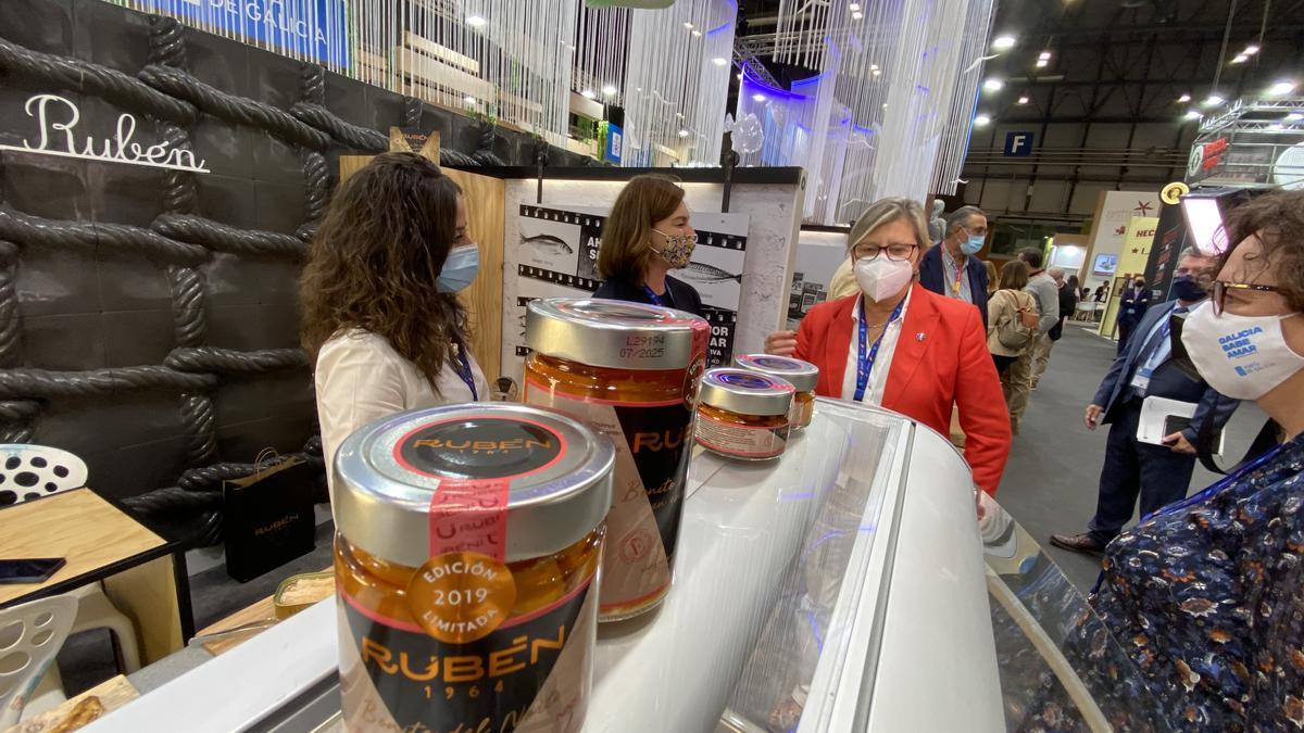 La conselleira de Mar, Rosa Quintana, visitando las empresas participantes en el Salón Gourmets, de Madrid.