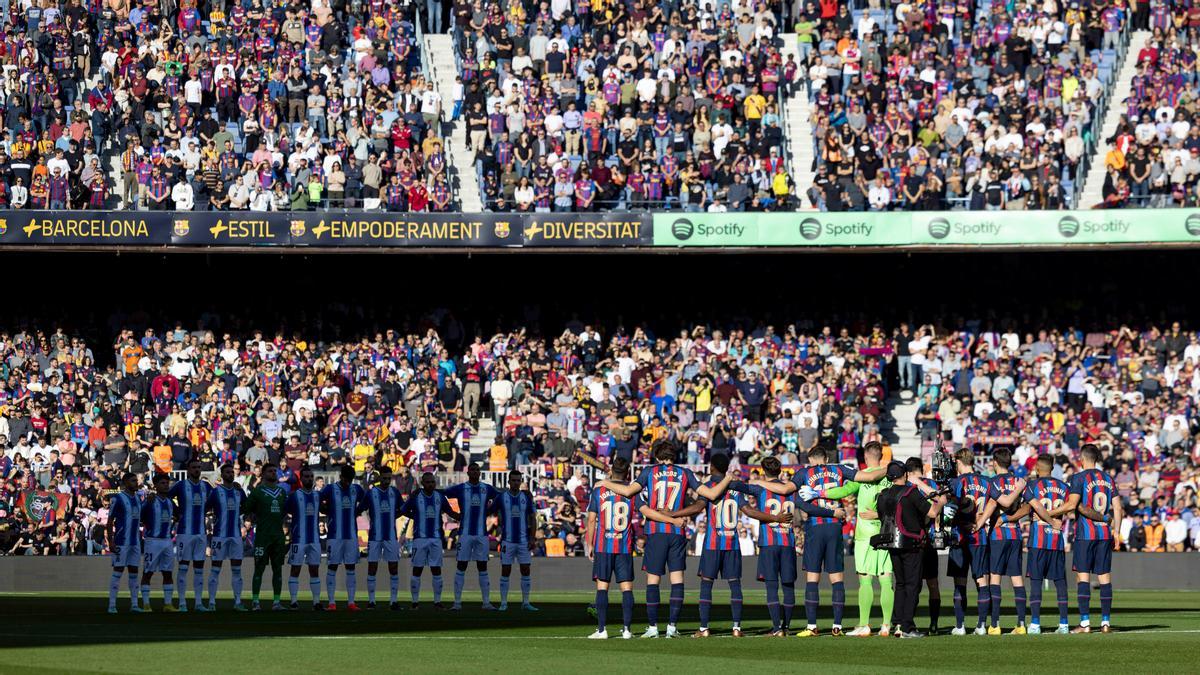 Los jugadores de Barça y Espanyol, antes del derbi en el Camp Nou
