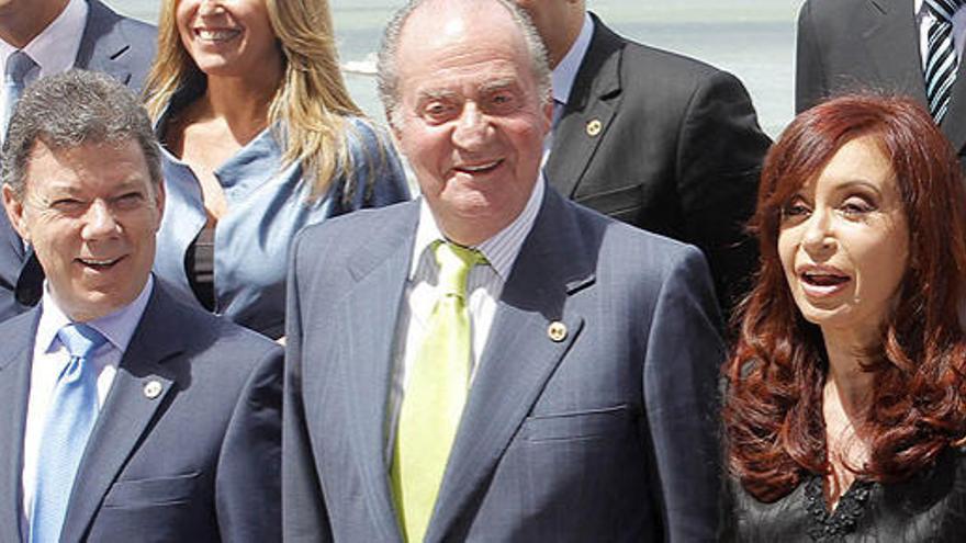 Juan Manuel Santos, don Juan Carlos y Cristina Fernández