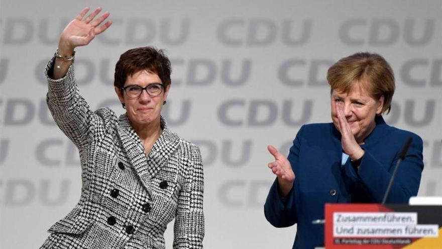 La CDU elige a Kramp-Karrenbauer como sustituta de Merkel