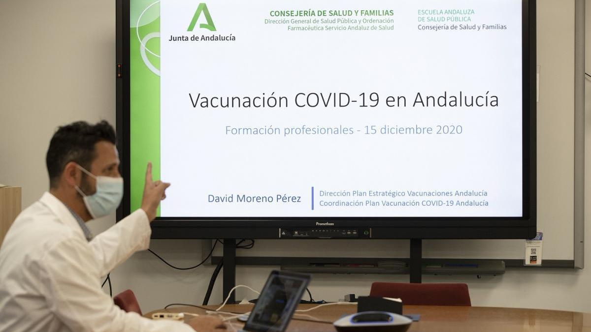 El curso de administración de vacunas llegará a 500 enfermeras en Andalucía.