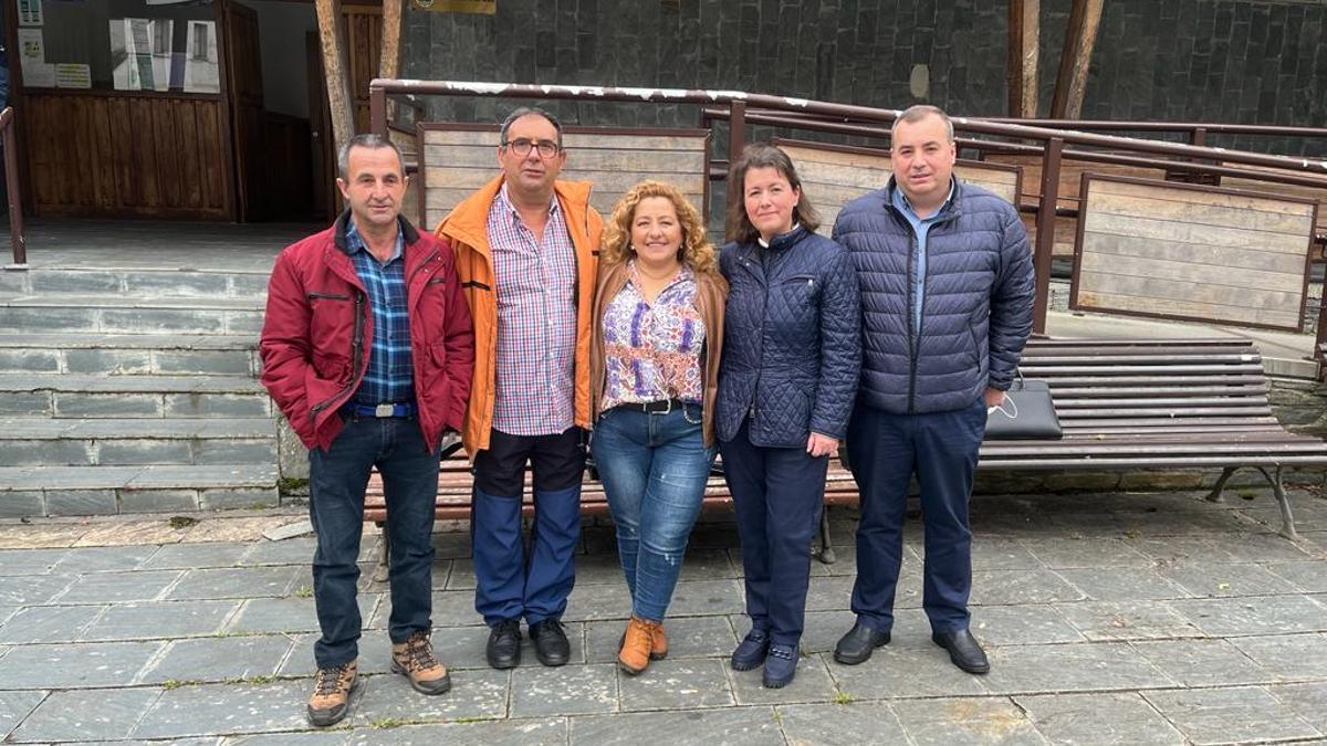 Por la izquierda, Ángel Luis Villanueva, Antonio Villar, Henar Martín, Silvia Méndez y Marcos Rodríguez, equipo de gobierno del Ayuntamiento de Ibias.