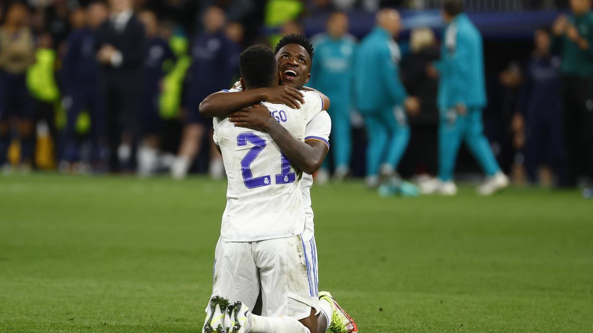 Rodrygo se abraza a Vinicius tras uno de sus goles.