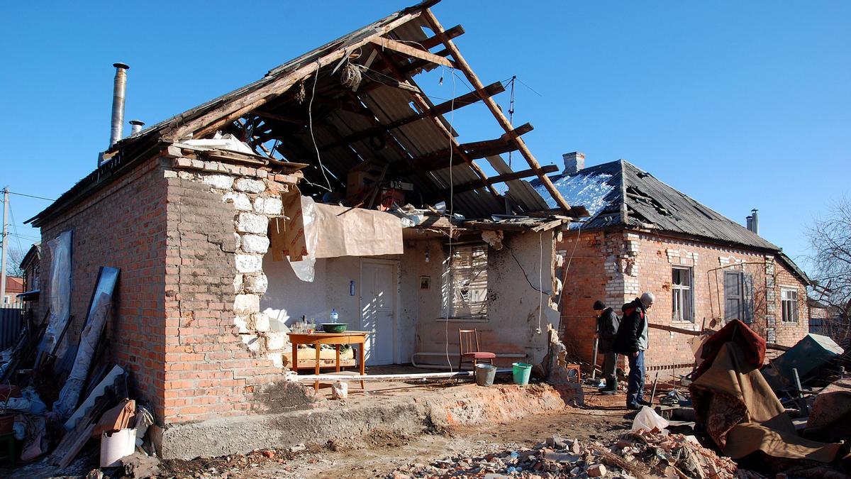 Casas bombardeadas en la localidad de Derhachi, Ucrania