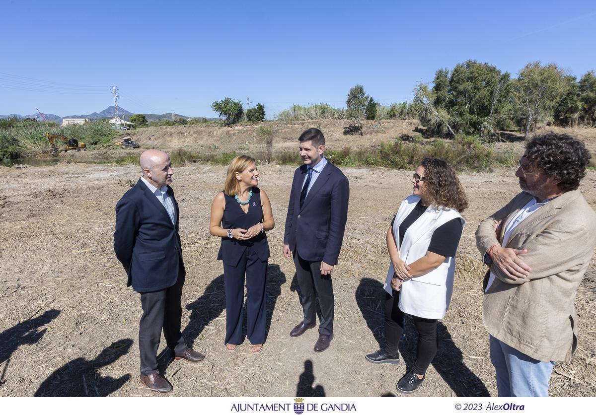 Las autoridades, durante su visita a la zona de obras.