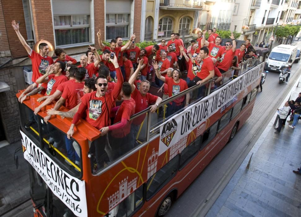 El Saguntino celebra el título de campeón