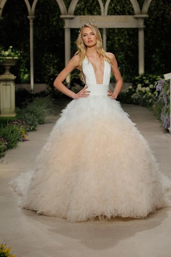 Romee Strijd, la novia más sensual de Pronovias 2019