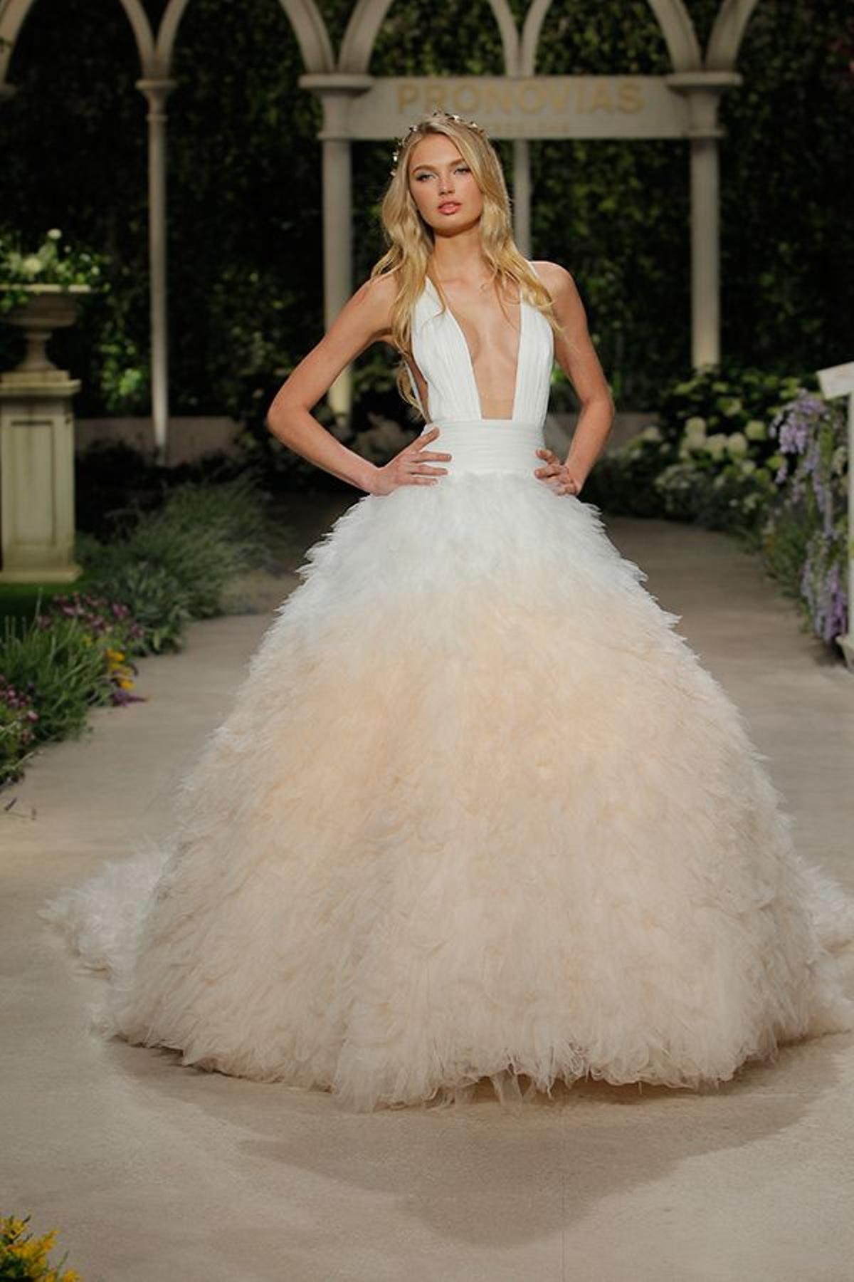 Romee Strijd, la novia más sensual de Pronovias 2019