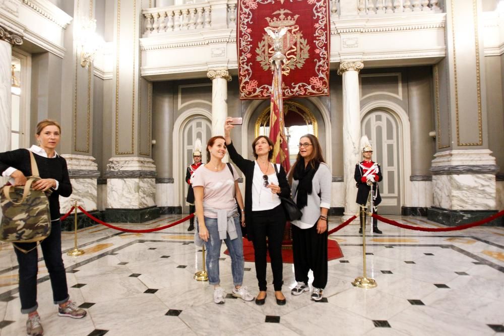 Visita a la Real Senyera en el Ayuntamiento