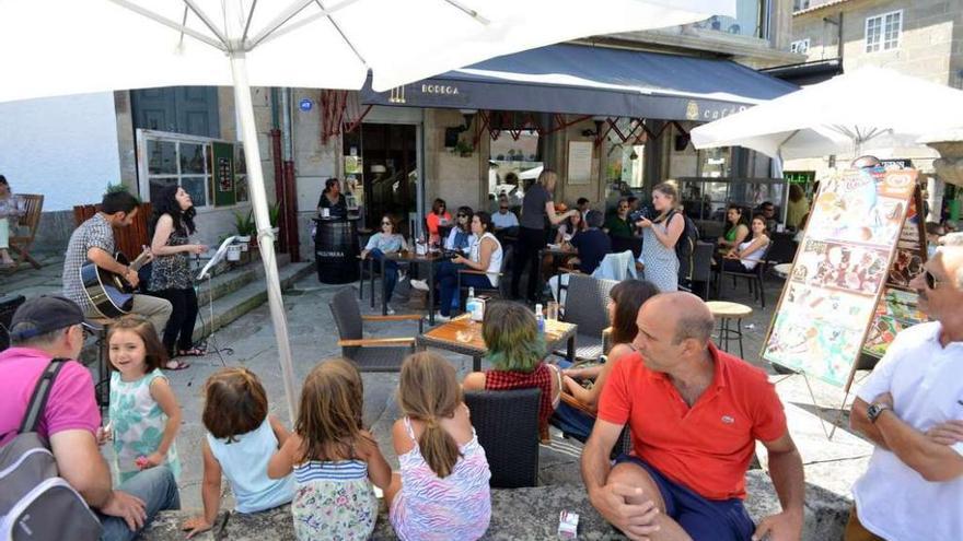 Una terraza de la Praza da Ferrería con numerosos clientes y actuación musical durante la tarde de ayer.