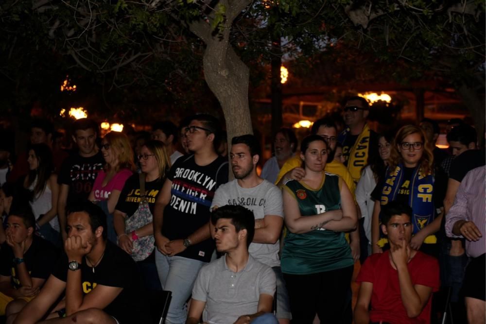 Los aficionados del UCAM lo celebran desde la universidad