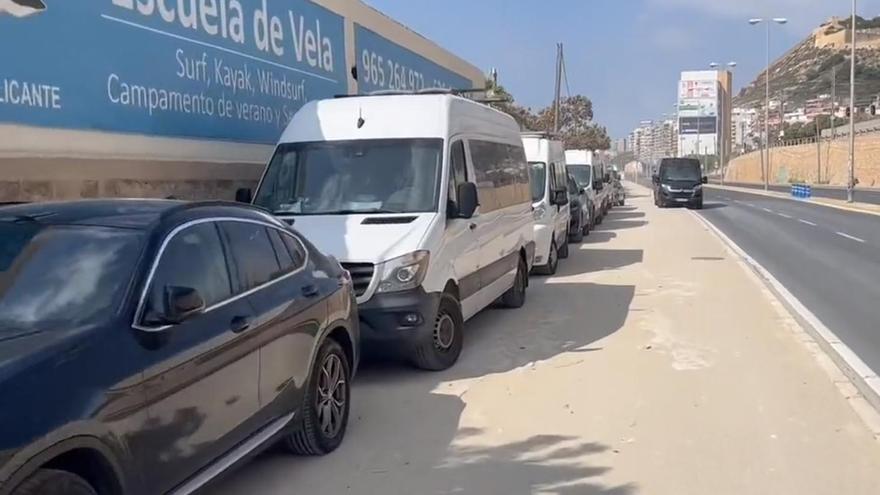 La interminable hilera de coches aparcados frente al Club de Regatas de Alicante