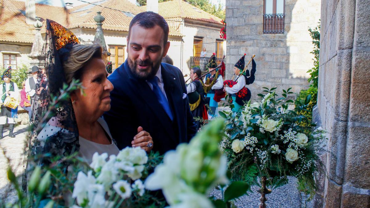 Francisco Mayandía, con su madre, a la entrada de la iglesia de Santa Mariña