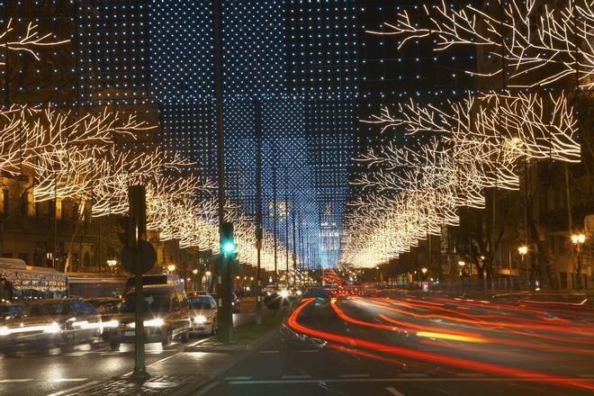 Las calles de Madrid se llenan de luces durante el periodo de fiestas