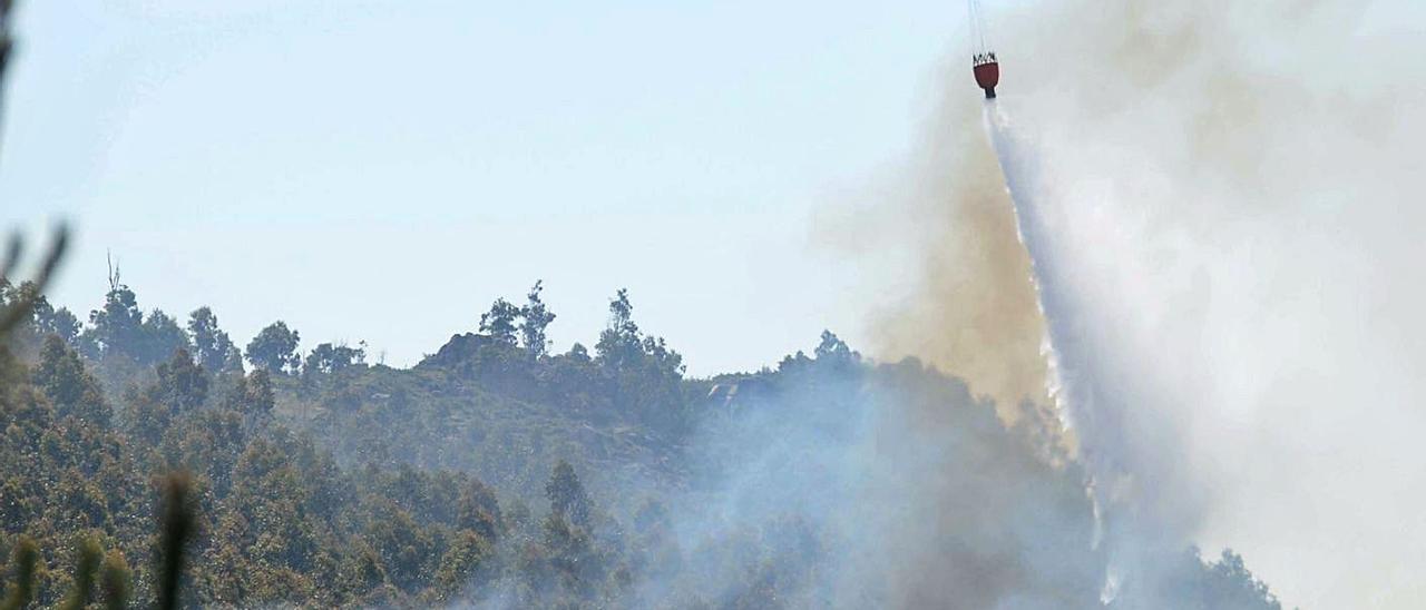 La intervención del helicóptero fue fundamental en la extinción. |  // NOÉ PARGA