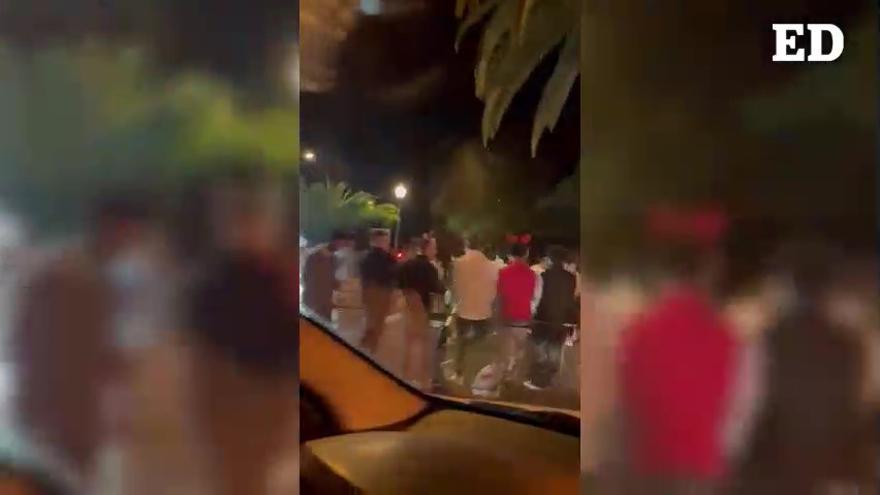 Cientos de jóvenes sin mascarilla celebran la Nochebuena en Santa Cruz de Tenerife