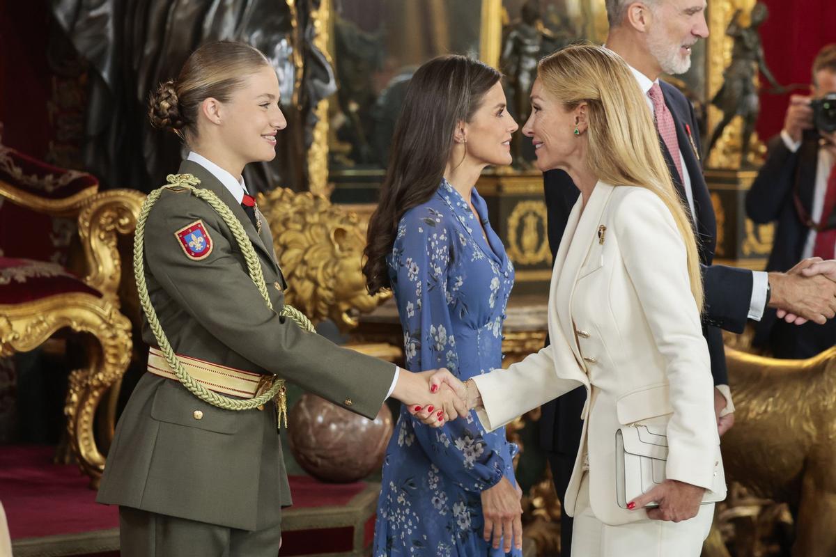 La princesa Leonor saluda a Esther Alcocer Koplowitz en el Día de la Hispanidad 2023
