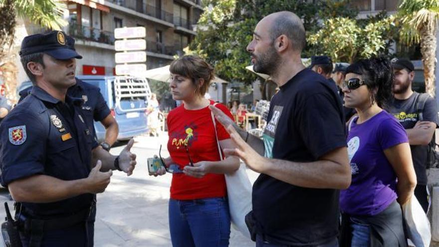 La policía impide el acto de la CUP en València