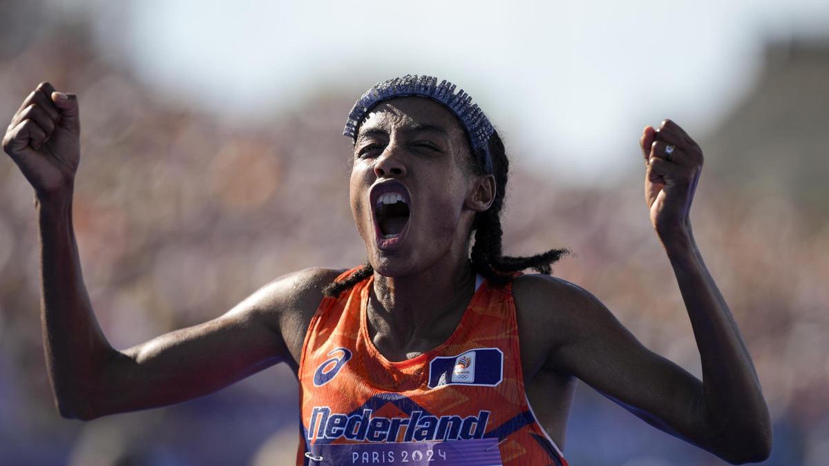 La holandesa Sifan Hassan celebrando la victoria tras cruzar la línea de meta de la prueba de maratón femenino en los Juegos Olímpicos de Paris 2024