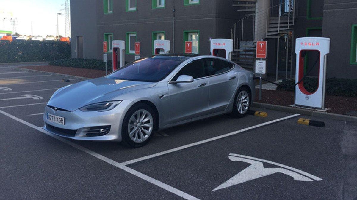 Un Tesla Model S enchufado a un Supercargador.