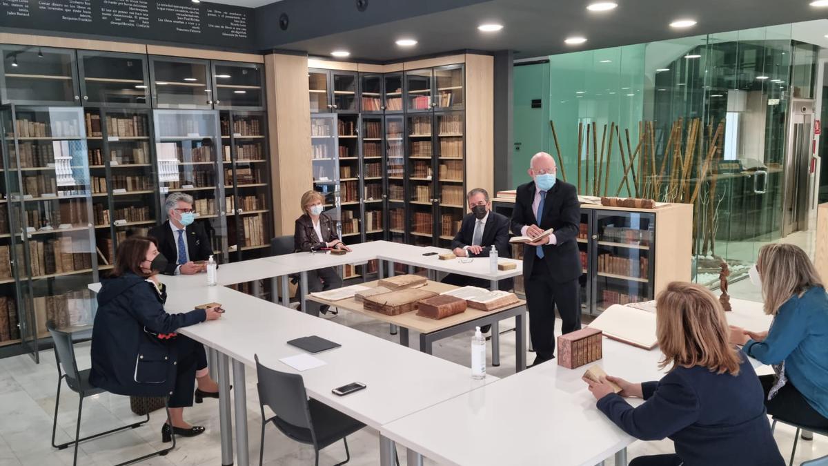 Un momento de la reunión celebrada en la Biblioteca de los Libros Felices.