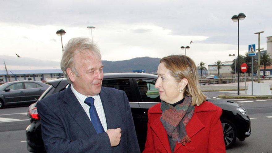 La ministra de Fomento, Ana Pastor, con el presidente del Puerto de Ferrol, José Manuel Vilariño, antes de una reunión con el equipo del Puerto de Ferrol.