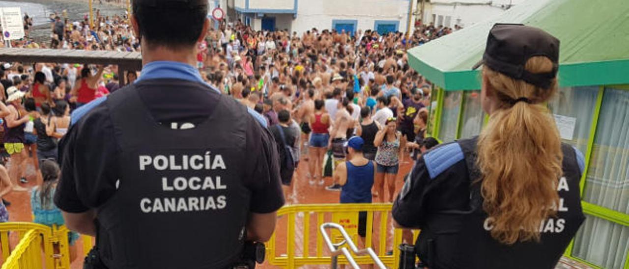 Dos agentes de la Policía Local de Santa Lucía, durante un servicio en Pozo Izquierdo.