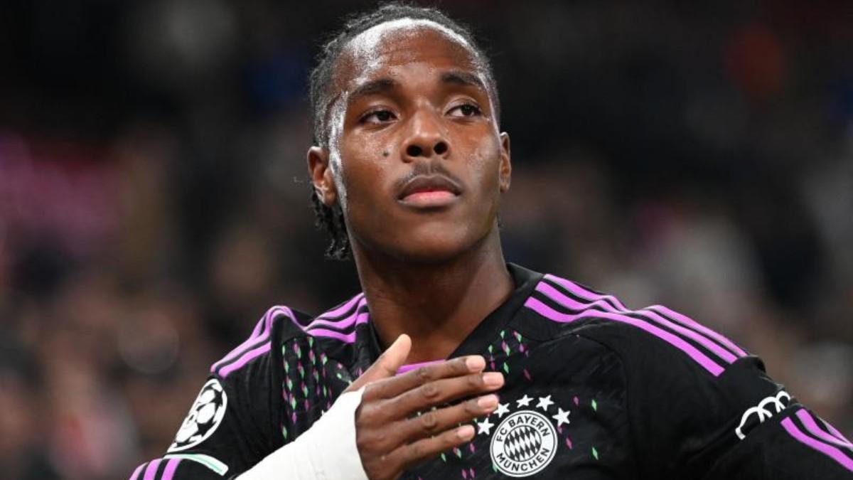 Mathys Tel celebra el gol de la victoria contra el Copenhague