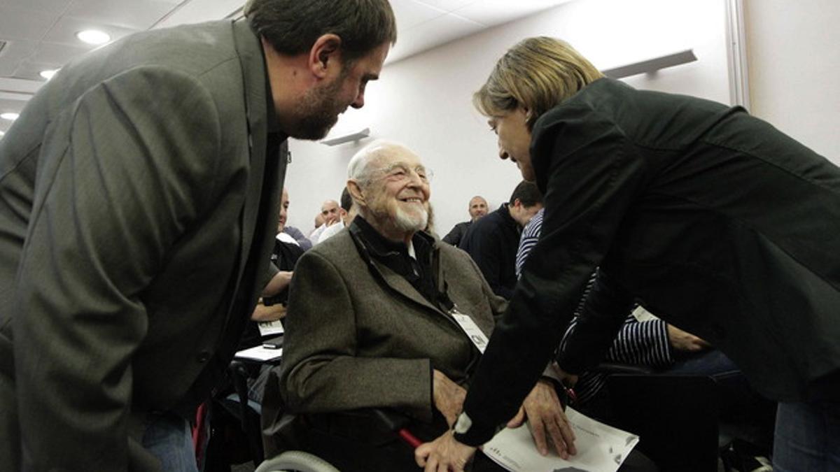 Oriol Junqueras y Carme Forcadell hablan con el expresidente de ERC Jordi Carbonell, este sábado durante el consell nacional del partido.