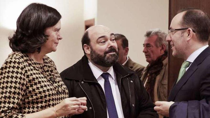 Por la izquierda, la diputada Susana López Ares, el concejal Agustín Iglesias Caunedo y el senador Mario Arias, ayer, en Oviedo.