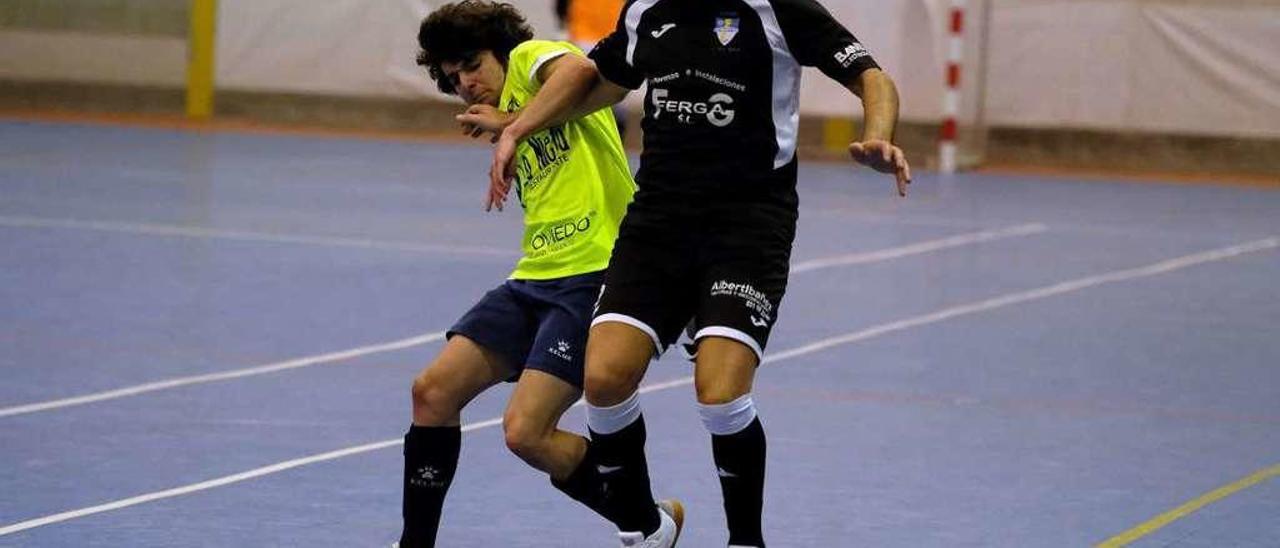 Una disputa por el balón en un encuentro del Corigos de la presente temporada.