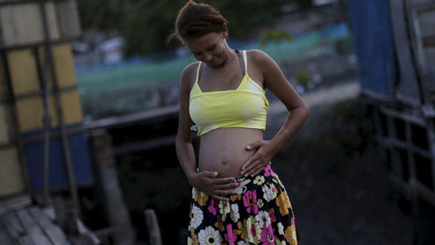 Una embarazada de seis meses en Brasil, uno de los países más afectados por el Zika