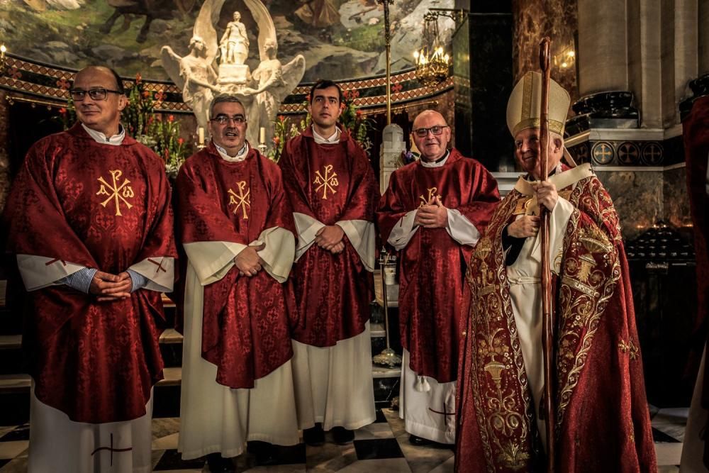 La procesión de la reliquia es uno de los actos que más agradan a los alcoyanos en el día dedicado al patrón San Jorge.