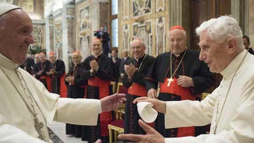 El Papa Francisco recibió al emérito pontífice Ratzinger en junio.