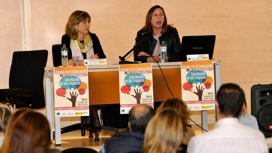 Inma Lomba (técnica de Igualdad) y Goretti Avello, durante la charla en Mieres.