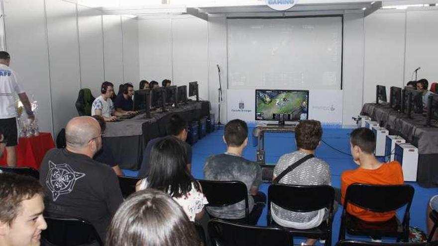 Algunos de los participantes en el Faneka Gaming, en Rodeira. // FdV