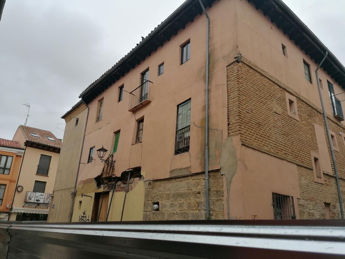 Fachada del edificio en la que se han registrado desprendimientos