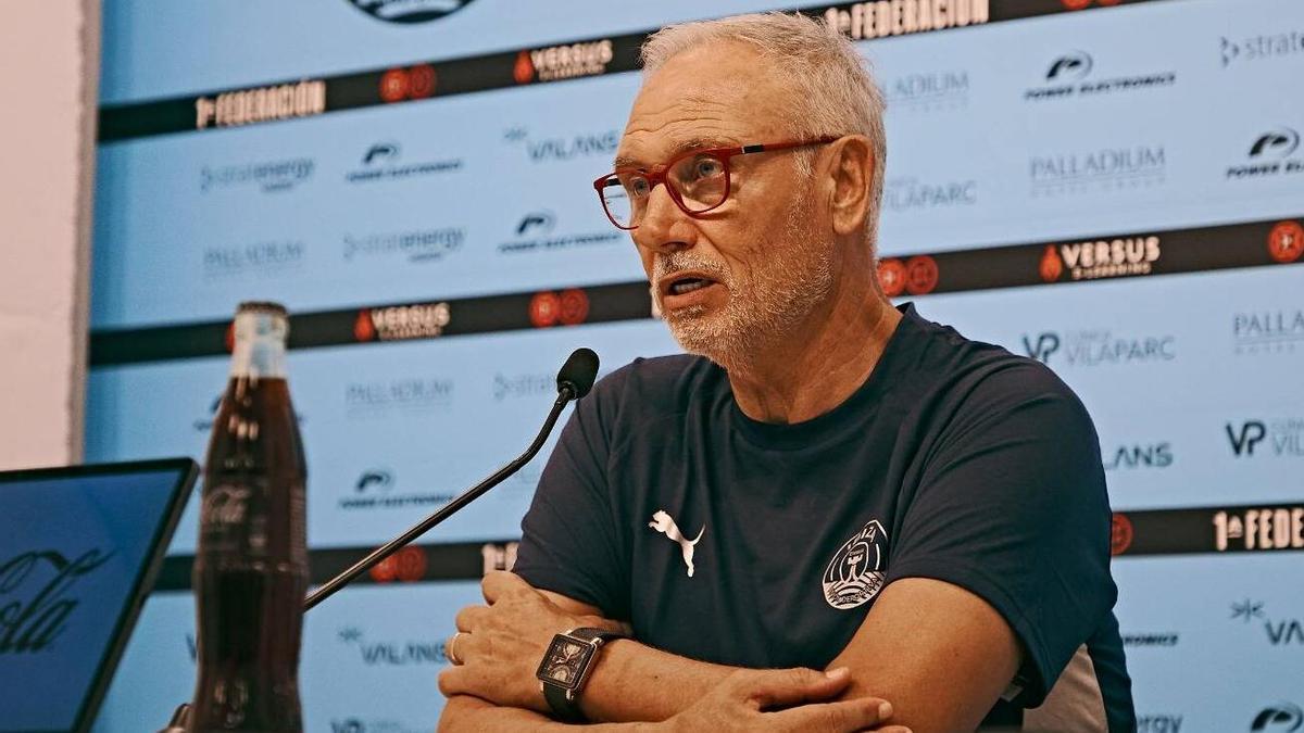 Miguel Álvarez atendiendo a los medios en rueda de prensa