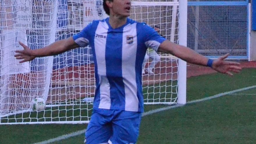 Chumbi celebra un gol con la camiseta del Lorca Fc en Segunda División B.