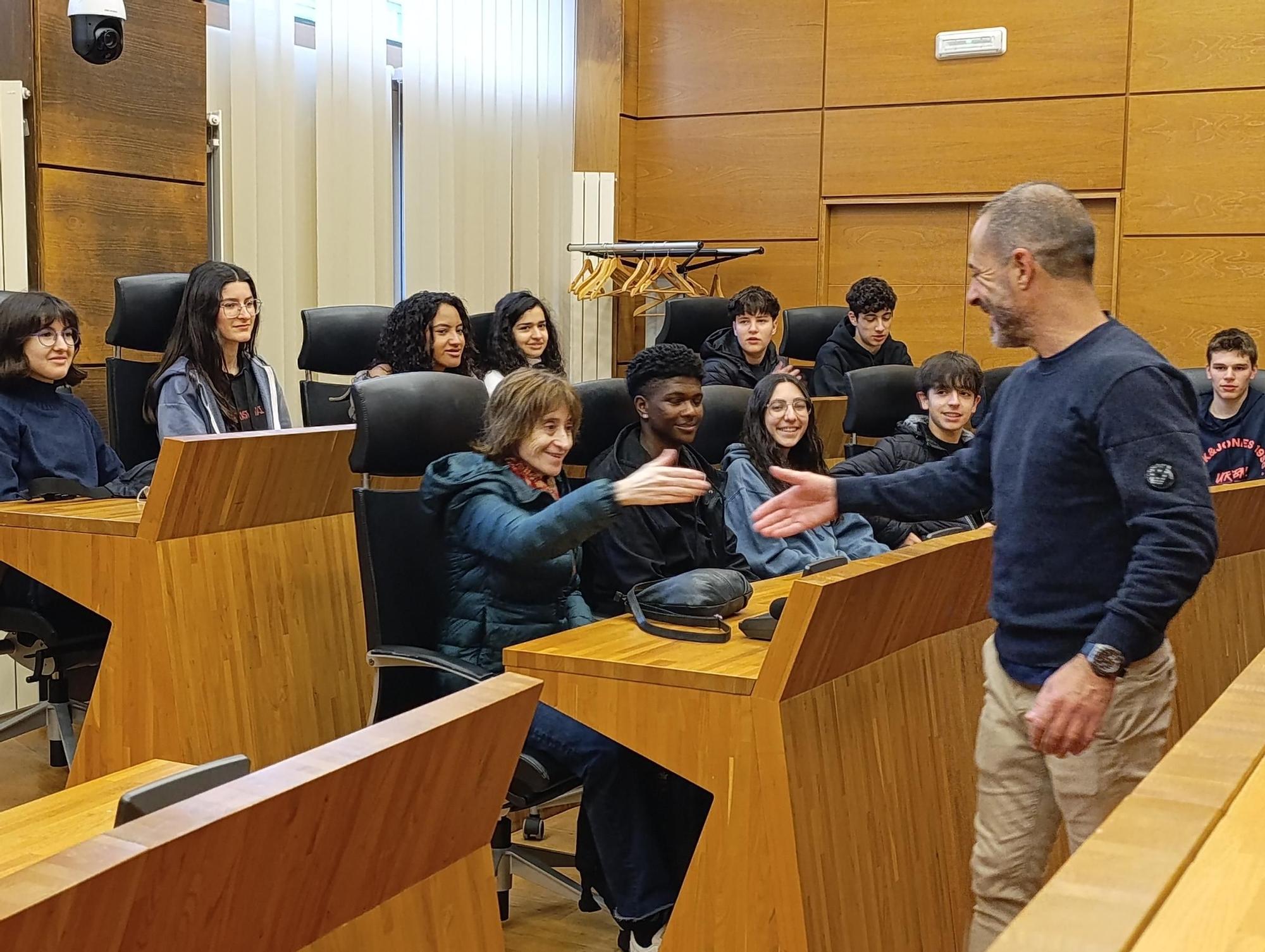 La visita de la Banda de Música del Conservatorio de Sabadell al Ayuntamiento de Siero, en imágenes