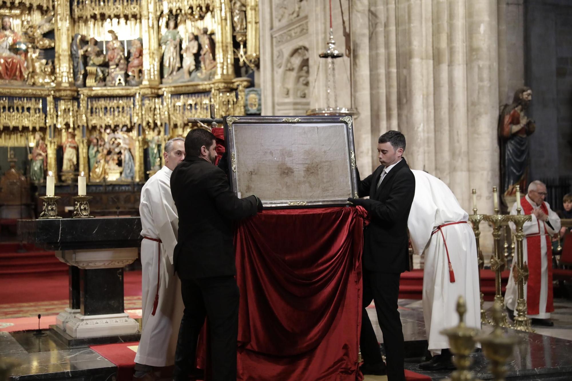 La procesión intergeneracional del Santo Entierro emociona Oviedo