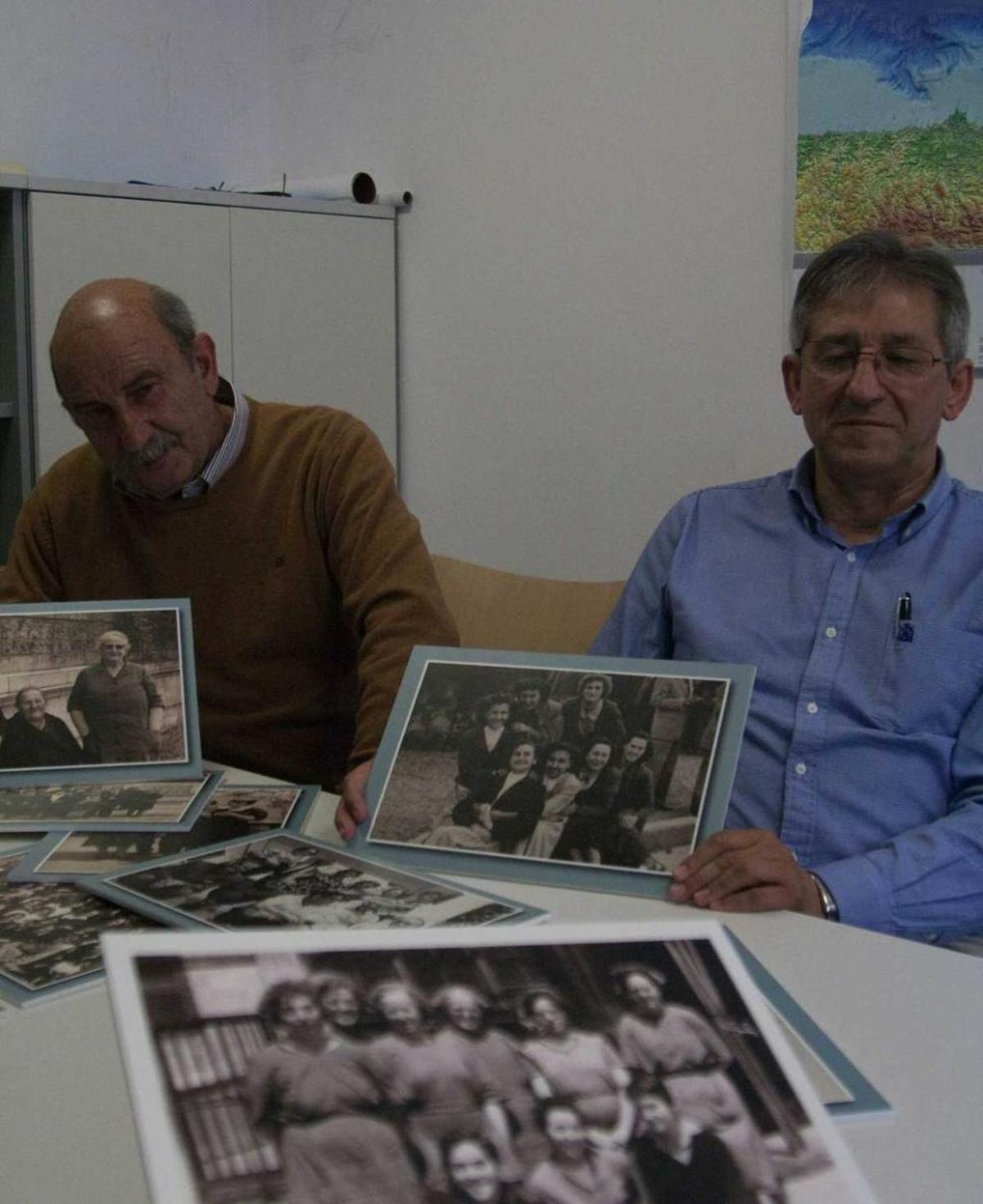 José Antonio González y Tito Aramendi, ayer, con fotos halladas durante su investigación por las parroquias rurales.