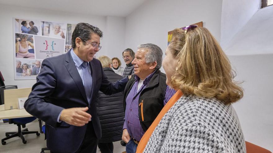 Pedro Martín, presidente del Cabildo, durante su visita a la Oficina del Mayor en La Laguna.