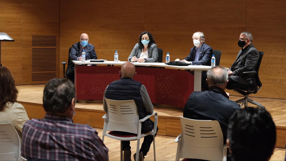 La alcaldesa con el concejal de Fiestas, el presidente de la Mayordomía y el cura en la reunión.