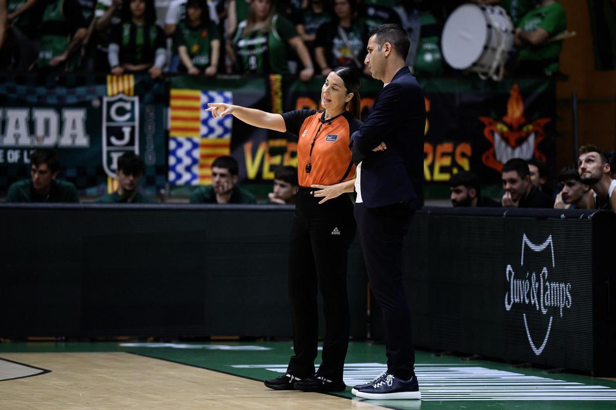 Chueca dialoga con Dani Miret en un partido arbitrado al Joverntut.