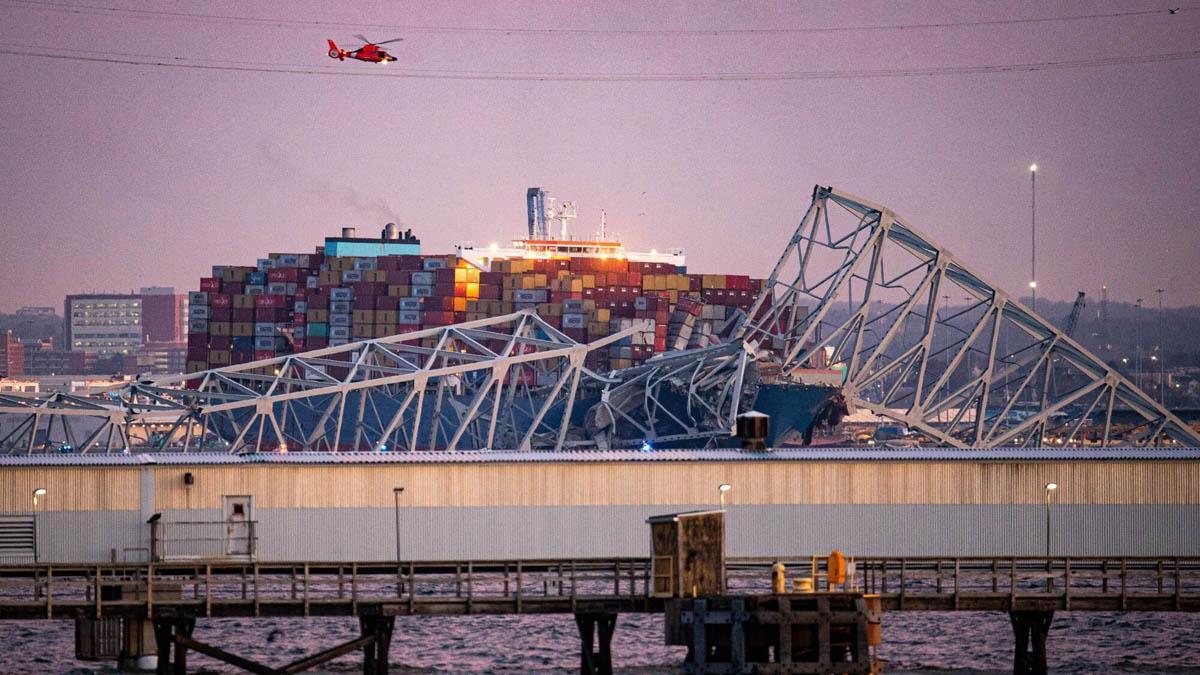 Un barco carguero  impacta contra el puente Francis Scott Key en Baltimore