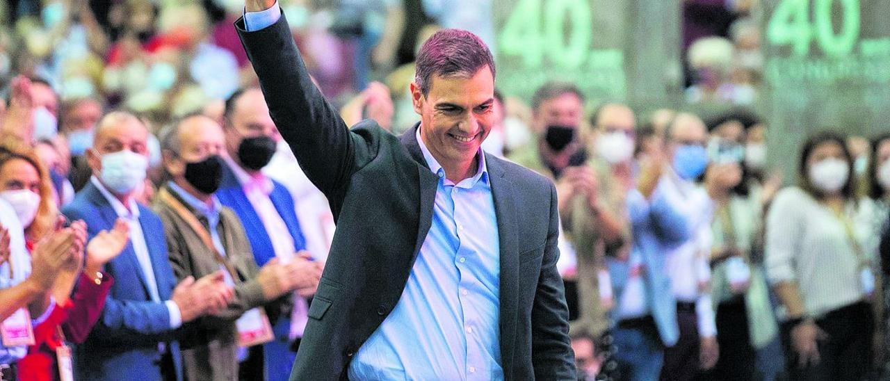 Pedro Sánchez levanta el  puño antes de tomar la palabra tras ser reelegido líder del PSOE