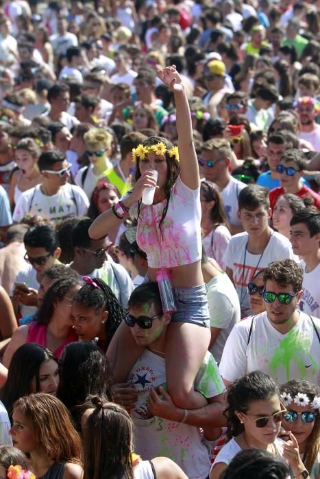 Más de 3.000 personas sufrieron los "cañonazos" de pintura líquida de todos los colores en la primera fiesta "Midnight Water Colour" de Galicia