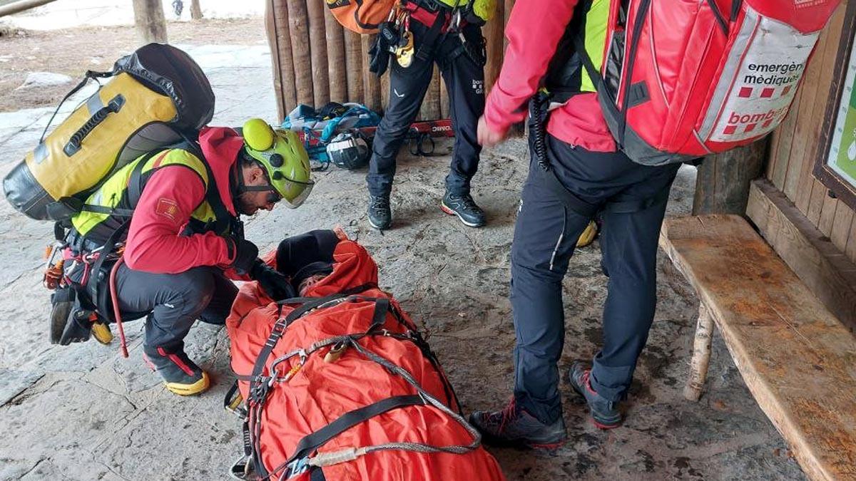 Los Bomberos de la Generalitat han rescatado este sábado por la mañana a una excursionista con hipotermia grave en el Parque Nacional de Aigüestortes y Estany de Sant Maurici. La mujer afectada ha pasado la noche al raso con dos compañeras en la zona del puerto de Ratera, a 2.550 metros de altura
